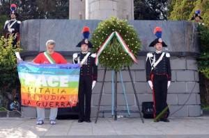 Il sindaco di Messina Accorinti commemora i caduti con la bandiera della pace: è polemica