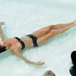 Michelle Bridges, foto in bikini nella piscina ghiacciata 05