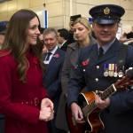 Kate Middleton tra i pendolari londinesi. La Duchessa appare stanca02