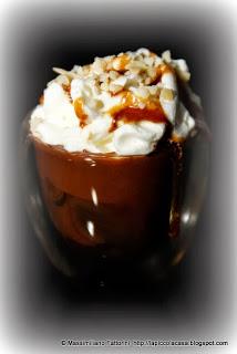 Nocciola, caramello e crema di cioccolato: la semplice e veloce ricetta per preparare un ottimo e goloso caffè