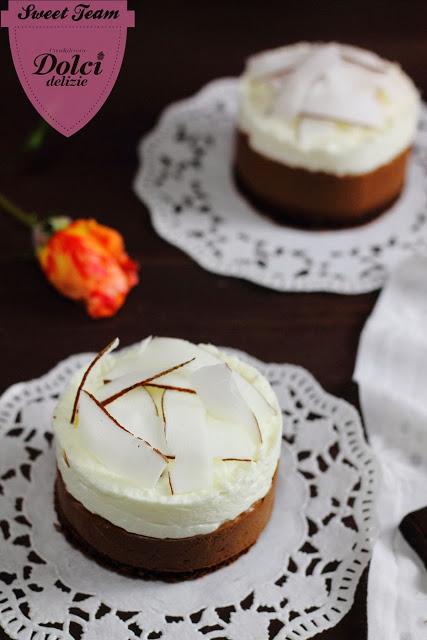 Mousse al cioccolato e cocco con biscotto al cacao