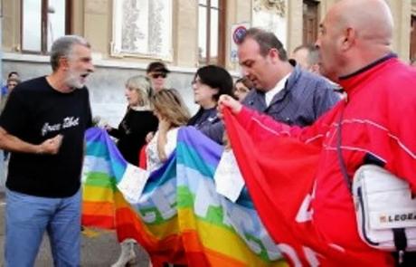 clicca per ingrandire ACCORINTI, CROCE' E LA BANDIERA DELLA DISCORDIA