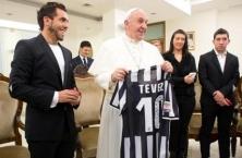 [VIDEO] Tevez va da Papa Francesco con la famiglia