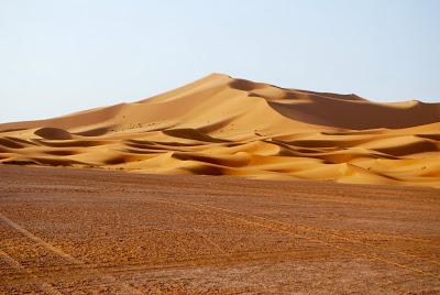 Canto notturno di un berbero errante in un deserto stellato
