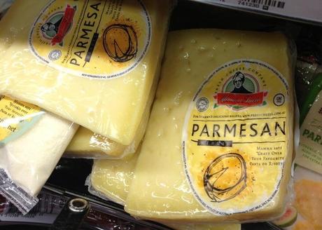 Il Parmesan in un supermercato australiano. Dovrebbe richiamare il Parmigiano Reggiano, ma in realtà non ha nulla a che fare con il rinomato formaggio italiano. È un esempio di italian sounding. (Laura Cozzolino / Epoch Times)