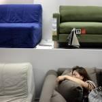 In Cina, i clienti ad Ikea dormono sui letti 11