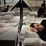 In Cina, i clienti ad Ikea dormono sui letti 12