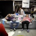 In Cina, i clienti ad Ikea dormono sui letti 13