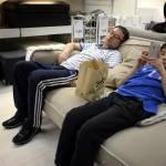 In Cina, i clienti ad Ikea dormono sui letti 08