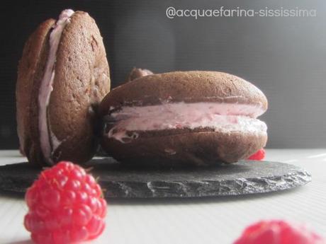 whoopie al cacao con crema di ricotta ai lamponi