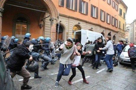 >>Studenti in piazza, cariche a Bologna, Torino, Palermo e Napoli