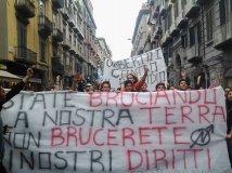 >>Napoli – State bruciando la nostra terra, non brucerete i nostri diritti