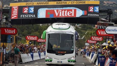 L'immortale momento in cui l'autista del bus Orica si rende conto di aver fatto la cazzata dell'anno nella prima tappa del Tour de France © SunshineCoastDaily.com.au