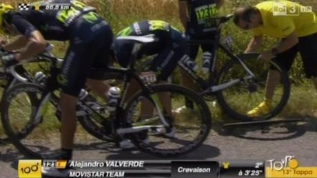 Jonathan Castroviejo fa la pipì mentre il suo capitano Valverde cambia comodamente una ruota al Tour de France © media.outdoorblog.it