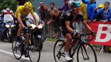 Chris Froome guarda in basso: praticamente un tormentone © chrisfroomelookingatstems.tumblr.com