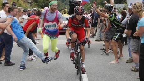 Un tifoso corre dietro a Van Garderen poco prima di saggiare l'asfalto dell'Alpe © Twitter