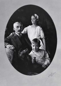 Andrew-Mellon-con-i-figli-Ailsa-e-Paul-1913-ca.-National-Gallery-of-Art-Washington-Archivio-del-Museo-215x300