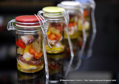 Finger food di polpo con giardiniera fresca di verdure - la ricetta per la versione apericena di un classico della cucina.