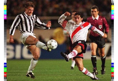 River Plate forward Enzo Francescoli (C)