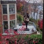 Usa, compra casa accanto alla ex, mette dito medio gigante in giardino (Foto) Usa, compra casa accanto alla ex, mette dito medio gigante in giardino (Foto)