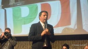 Matteo Renzi ha vinto le primarie dei circoli del Pd, staccando Gianni Cuperlo e Beppe Civati. Ultimo Pittella.