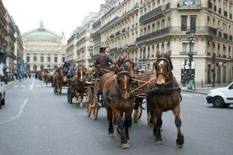 Defilé dans Paris: onore al cavallo
