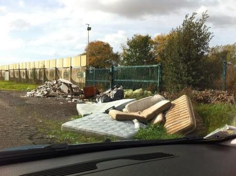 Nell'attesa di capire o meno se farci lo stadio della Roma, stanno trasformando l'Ippodromo di Tor di Valle in una discarica abusiva