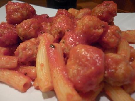 Pasta con polpettine aromatizzate alla salsa alle cipolle