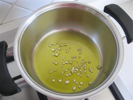 Imbiondire aglio nell'olio