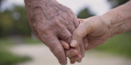 Due anziani a Parigi e il loro suicido dettato dall'amore.