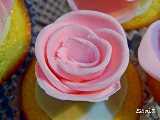 Mini cup cake con roselline in pasta di zucchero