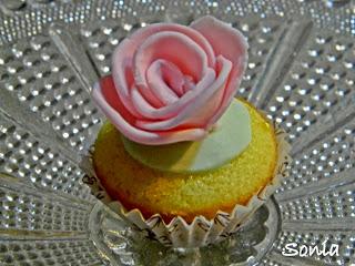 Mini cup cake con roselline in pasta di zucchero
