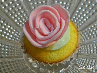 Mini cup cake con roselline in pasta di zucchero