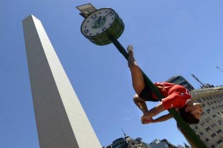 Sexy e acrobatiche, le concorrenti di Miss Pole Dance 2013 si sfidano per le strade di Buenos Aires