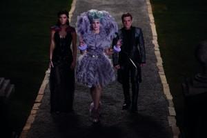 Jennifer Lawrence, Elizabeht Banks e Josh Hutcherson in Hunger Games: la ragazza di fuoco