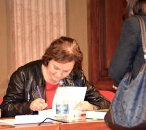 La scrittrice spagnola Clara Sánchez firma le copie per i suoi fan dopo l'incontro di domenica 24/11 all'Istituto dei Ciechi