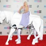 Music Awards, tutti i premiati (video). Lady Gaga sul cavallo bianco (foto)