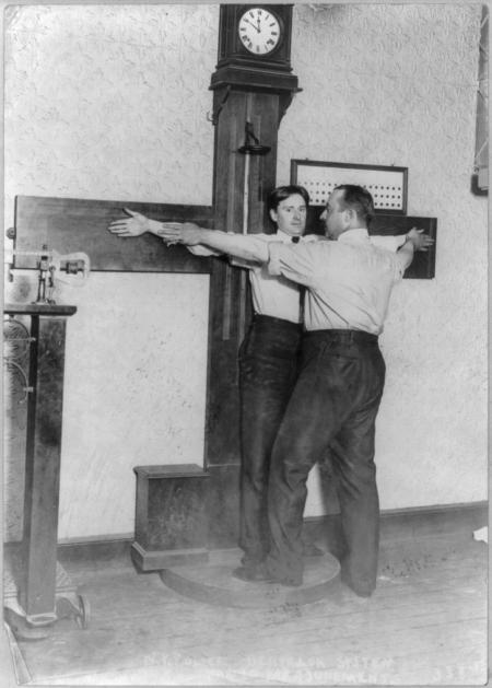 New York Police measuring a criminal (1908) 