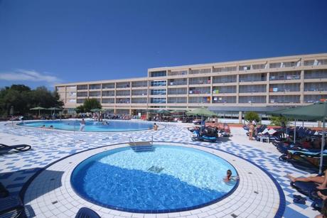 piscine di albergo Medulin 2 1024x685 250 POSTI PER GIOVANI PRESSO STRUTTURE ALBERGHIERE