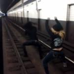 Due ragazze ballano il ‘twerk’ su rotaie della metro di New York (Video)