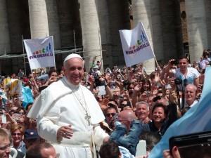 Papa Francesco nomina delegato per le commissioni IOR il suo segretario e si scaglia contro la speculazione finanziaria