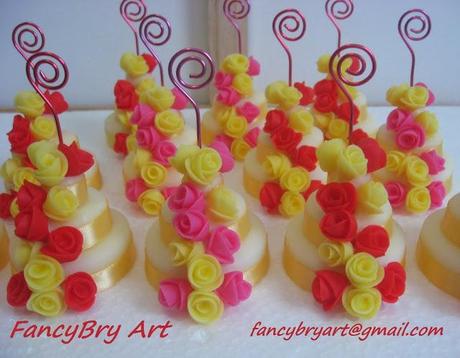 Mini wedding cake: 3 piani con rose colorate Mini wedding cake: 3 piani con rose colorate