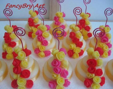 Mini wedding cake: 3 piani con rose colorate Mini wedding cake: 3 piani con rose colorate