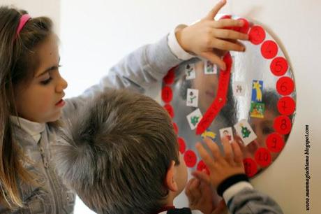 Calendario dell'avvento a forma di orologio