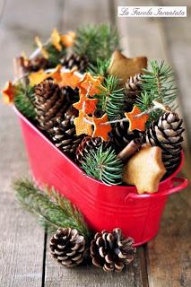 Decorazioni natalizie: addobbi per l’albero con arance, stecche di cannella e chiodi di garofano