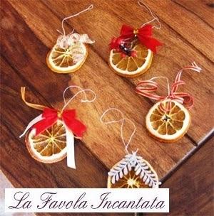 Decorazioni natalizie: addobbi per l’albero con arance, stecche di cannella e chiodi di garofano
