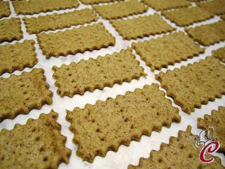 Crackers sfogliati all'olio extravergine di oliva: il piacere della condivisione e lo stravolgimento delle tradizioni Crackers sfogliati all'olio extravergine di oliva: il piacere della condivisione e lo stravolgimento delle tradizioni