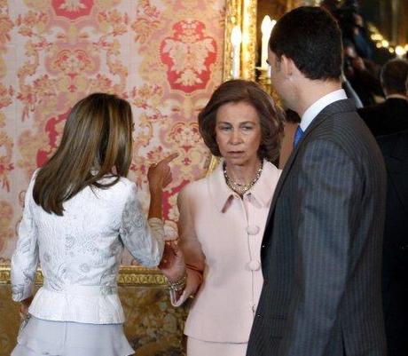 E la Regina Sofia di Spagna 'sgrida' pubblicamente Letizia Ortiz