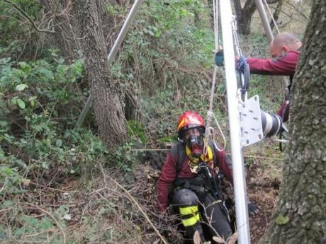 Straordinaria operazione dei Vigili del Fuoco e della Forestale: salvano due cani intrappolati in una grotta