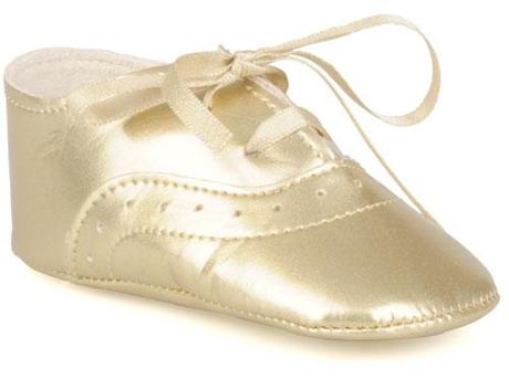 Piccoli piedi sotto l’albero scarpine dorate